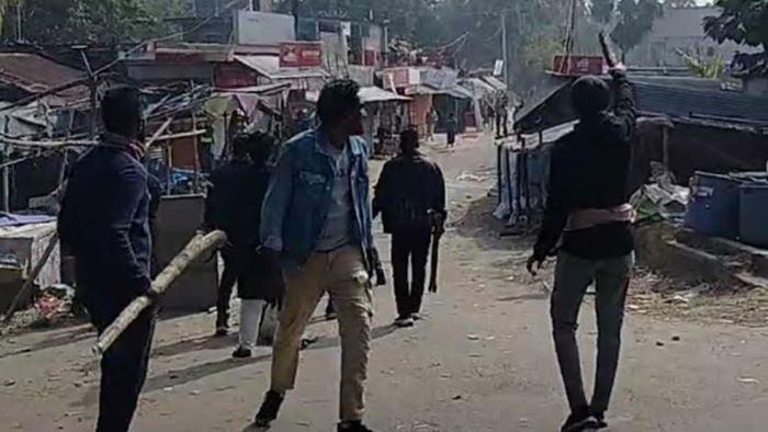 ঢাকামুখী শিক্ষার্থীদের মার্চ ফর ইউনিটির গাড়িবহরে হামলা, সংঘর্ষে রণক্ষেত্র